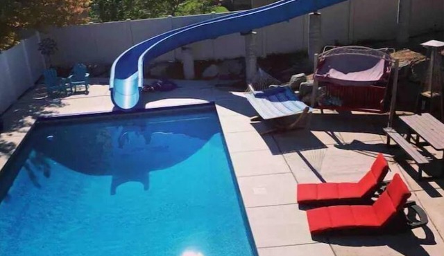 Walkout Basement Apt w/Waterslide, Hot Tub & Moren