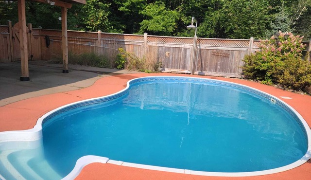 Walkout Guest Suite in basement with Pool, HotTub in Bedford
