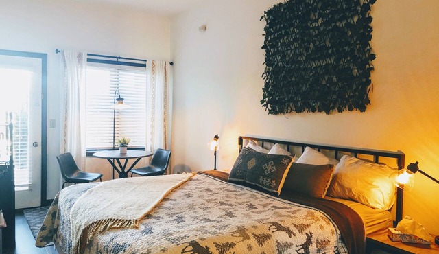 Walkout King Suite ~ Pet Friendly + Hot Tubs