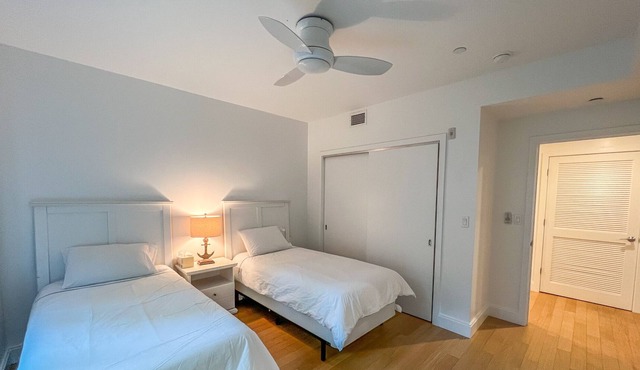 Walks to the Longwood are, modern apt with gym