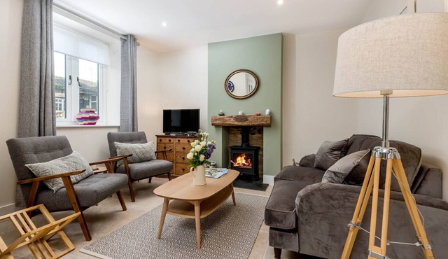 WALL COTTAGE, family friendly, with a garden in Burford