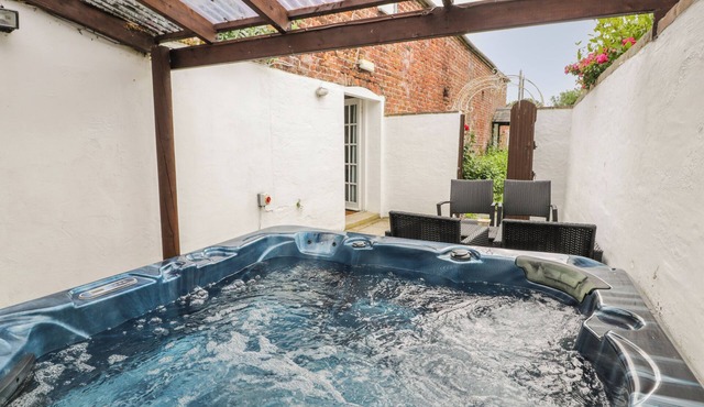 WALLED GARDEN COTTAGE, pet friendly, with hot tub in Denbigh