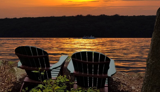 WALLENPAUPACK LAKEFRONT CABIN, AMAZING SUNSETS, SEASONAL DOCK, PRIVATE SETTING