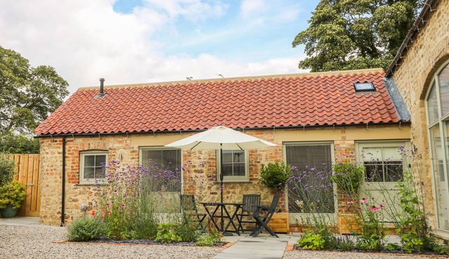 WALLERTHWAITE BARN COTTAGE, romantic in Markington