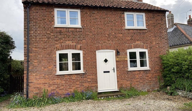 WALLFLOWER COTTAGE, pet friendly, with open fire in Stalham