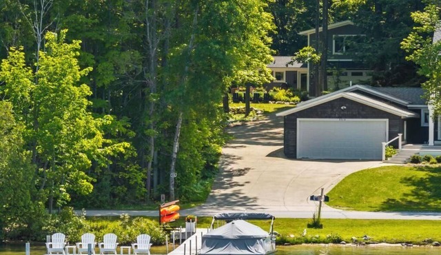 Walloon Lake Home: Friday to Friday in the Summer. Near Boyne Mountain!