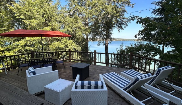 WALLOON LAKEFRONT big deck/dock GAME ROOM fireplace WATERFRONT bike/hike nearby