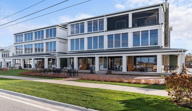 Walloon Village 1 Bedroom Condo Across From Lake! 7 Night Minimum
