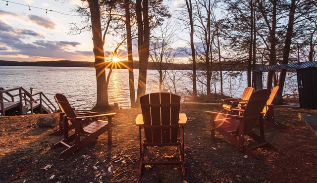 Wally's Hideout- Poconos Lakefront Oasis