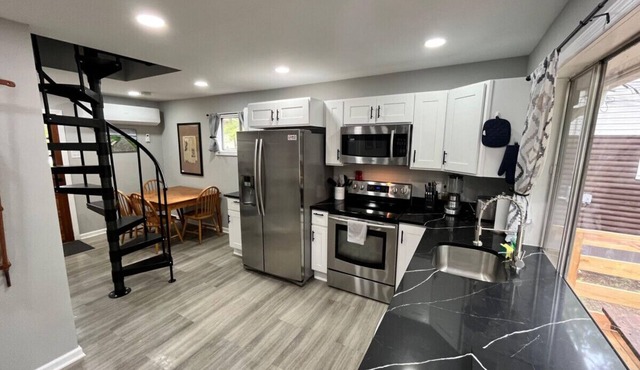 Wally’s Cottage |Hot Tub|Fireplace|Close to Town!