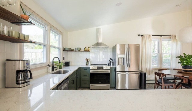 Walnut Bungalow: Stylish Modern Rosendale Getaway