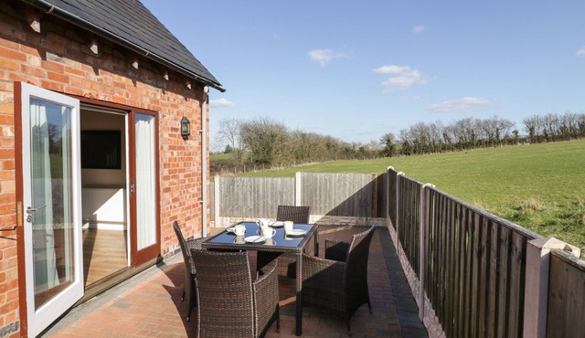 WALNUT COTTAGE, family friendly, with a garden in Welford-On-Avon