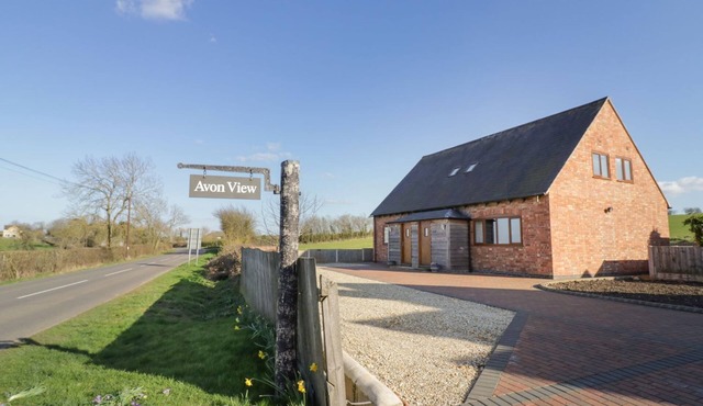 WALNUT COTTAGE, family friendly, with a garden in Welford-On-Avon