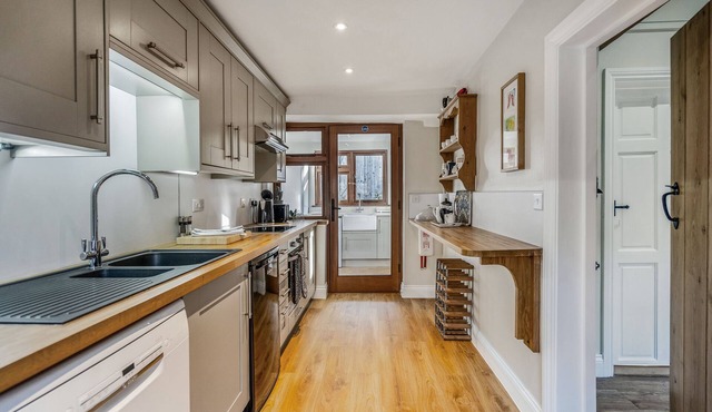 Walnut Cottage - 2 bedrooms & 2 bathrooms - a beautifully cosy cottage