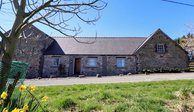 WALNUT COTTAGE, family friendly, character holiday cottage in Halkyn