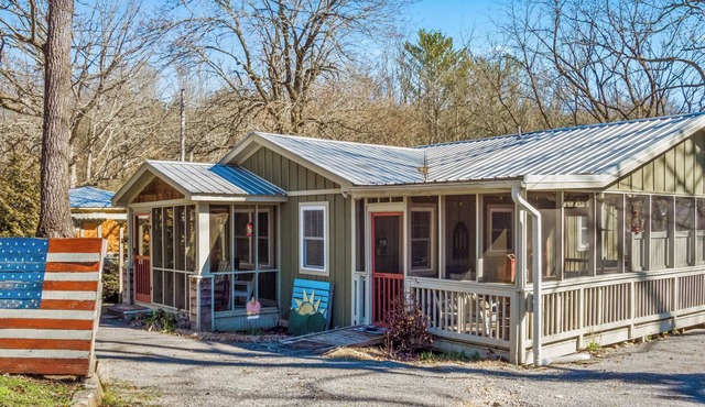 Walnut Cottage-hot tub, fenced yard, walk to downtown