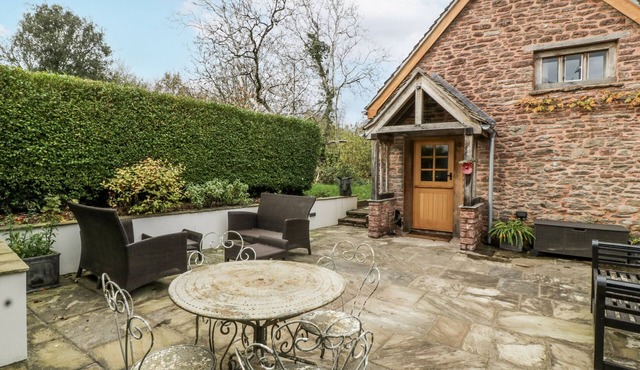 WALNUT COTTAGE, pet friendly, with a garden in Raglan