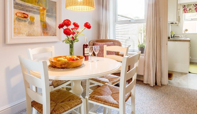 Walnut Cottage - sleeps 3 guests in 2 bedrooms