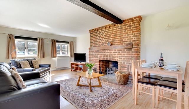 Walnut Cottage - Two Bedroom House, Sleeps 4