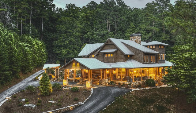 Walnut Grove 11-BR Lodge: corporate retreats & reunions - on 280 private acres