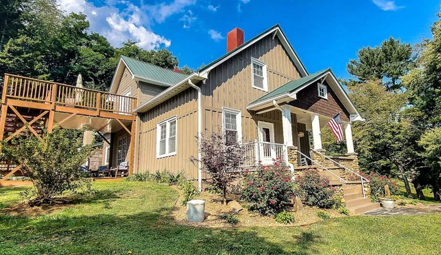 Walnut Hill Estate -5BR/3BA Walk to West Jefferson, Gas F/P, Fire Pit