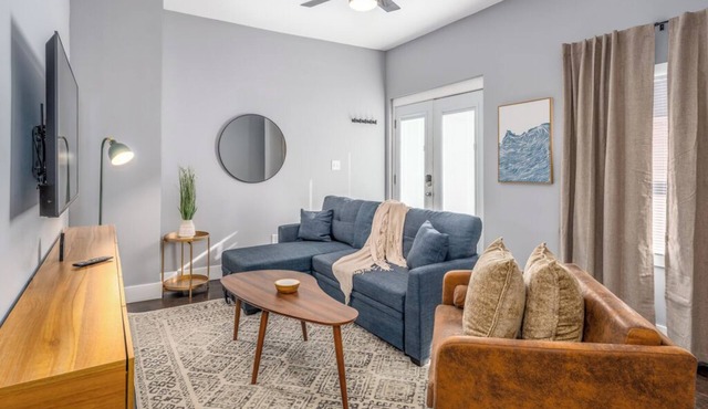 Walnut Hills+5 min to UC+Lux King Beds+Smart TVs+Fiber Wifi+Sleeps 6ppl