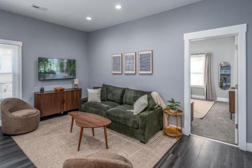 Walnut Hills, 5min to UC, Sleeps 7ppl, Lux Beds, Smart TVs