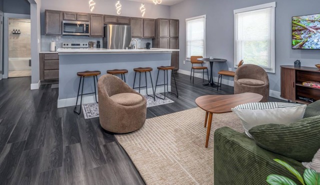 Walnut Hills+Sleeps 7ppl+King+Queen Beds+Parking+Wifi+Smart Tvs