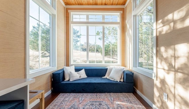 Walnut Horizon Tiny Home With Private Hot Tub!