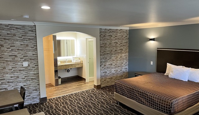 Walnut Inn & Suites West Covina