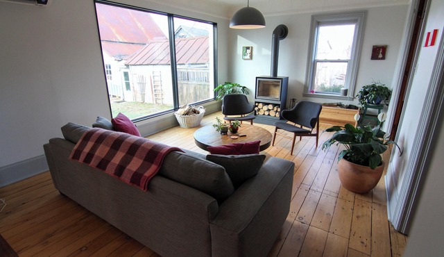 Walnut Manor: 3-bedroom house in fantastic Prince Edward with WiFi, AC
