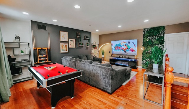 Walnut St Kingdom/King Bed/85" TV/Arcades