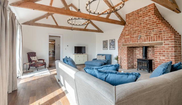 Walnut Tree Barn - Four Bedroom House, Sleeps 8