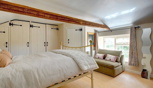 Walnut Tree Cottage - Three Bedroom House, Sleeps 6