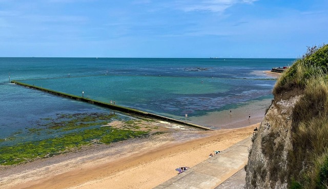 Walpole Bay 2 bed Stunning Garden Apt By Adliv