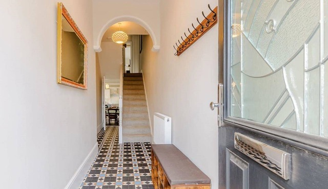 Walpole FRONT House: sleeps 13 people in 5 bedrooms