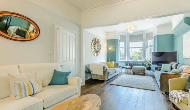 Walpole House: sleeps 19 guests in 8 bedrooms