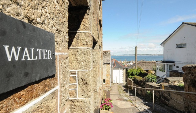 WALTER, pet friendly, character holiday cottage in Newlyn