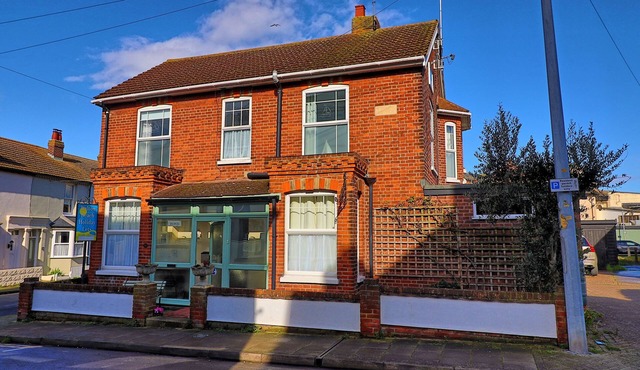 WALTON BEACH HOLIDAY LETS, family friendly in Walton-On-The-Naze