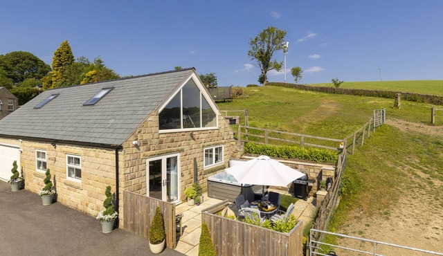 WALTON HOUSE COTTAGE, romantic, with hot tub in Chapel-En-Le-Frith