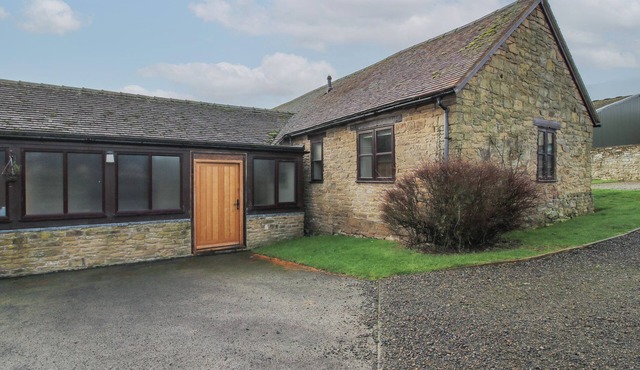 WALTON MAISONETTE, family friendly, with pool in Ludlow