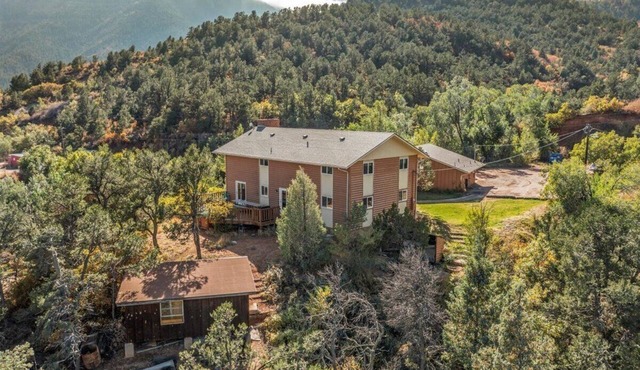 Waltons Mountain Lodge with large HOT TUB