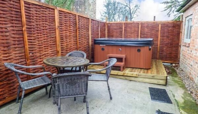 WALWORTH CASTLE HOLIDAY COTTAGE, pet friendly in Walworth