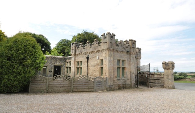 WALWORTH CASTLE LODGE, pet friendly, with hot tub in Darlington