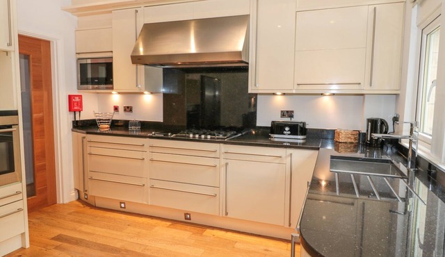 WALWORTH CASTLE LODGE, pet friendly, with hot tub in Darlington