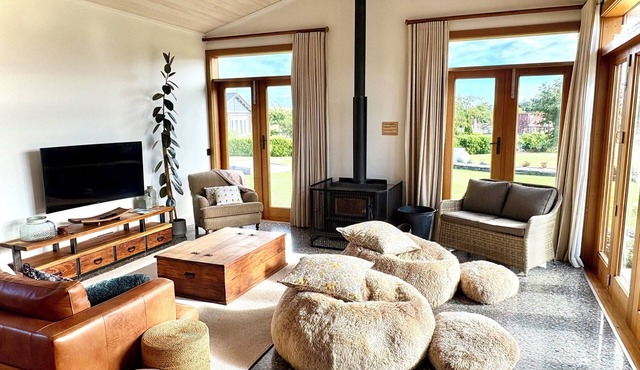 Wanaka Luxury Villa, Private Spa + Chef Kitchen