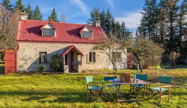 Wanaka Stone Cottage - Wanaka Holiday Home