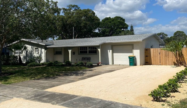 “WANDERLUST” 3/2 Private Home with Game Room and Heated Pool