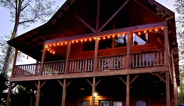Wanderlust! Cozy 2-bedroom cabin with Mountain Views in lovely Murphy with WiFi