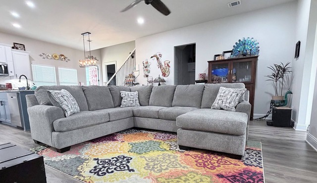 Wanderlust: Modern Home with Luxury Tub & King Bed 15m to Downtown